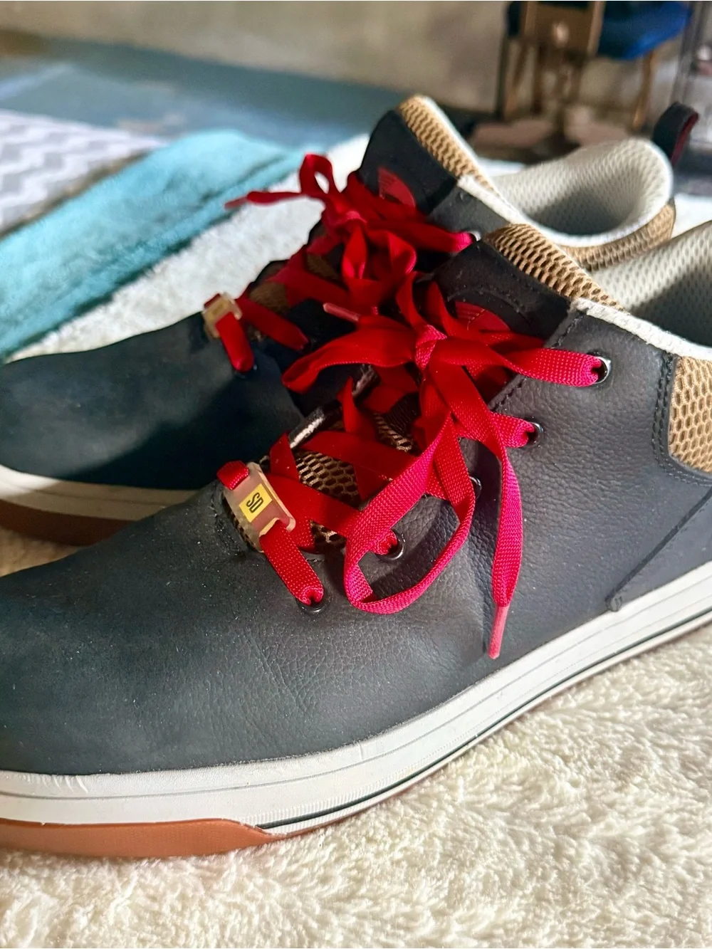 Avenger Men's Charcoal Gray Sneakers with Red Laces
